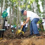 Kepala Otorita IKN Ajak Duta Besar Negara Sahabat dan Siswa SD Menanam Pohon di IKN