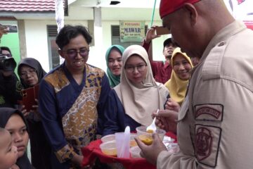 Bupati Kutai Kartanegara Edi Damansyah saat memberikan makanan tambahan di Posyandu Mawar, Desa Perian, Kecamatan Muara Muntai, Kabupaten Kutai Kartanegara. (foto: Istimewa)