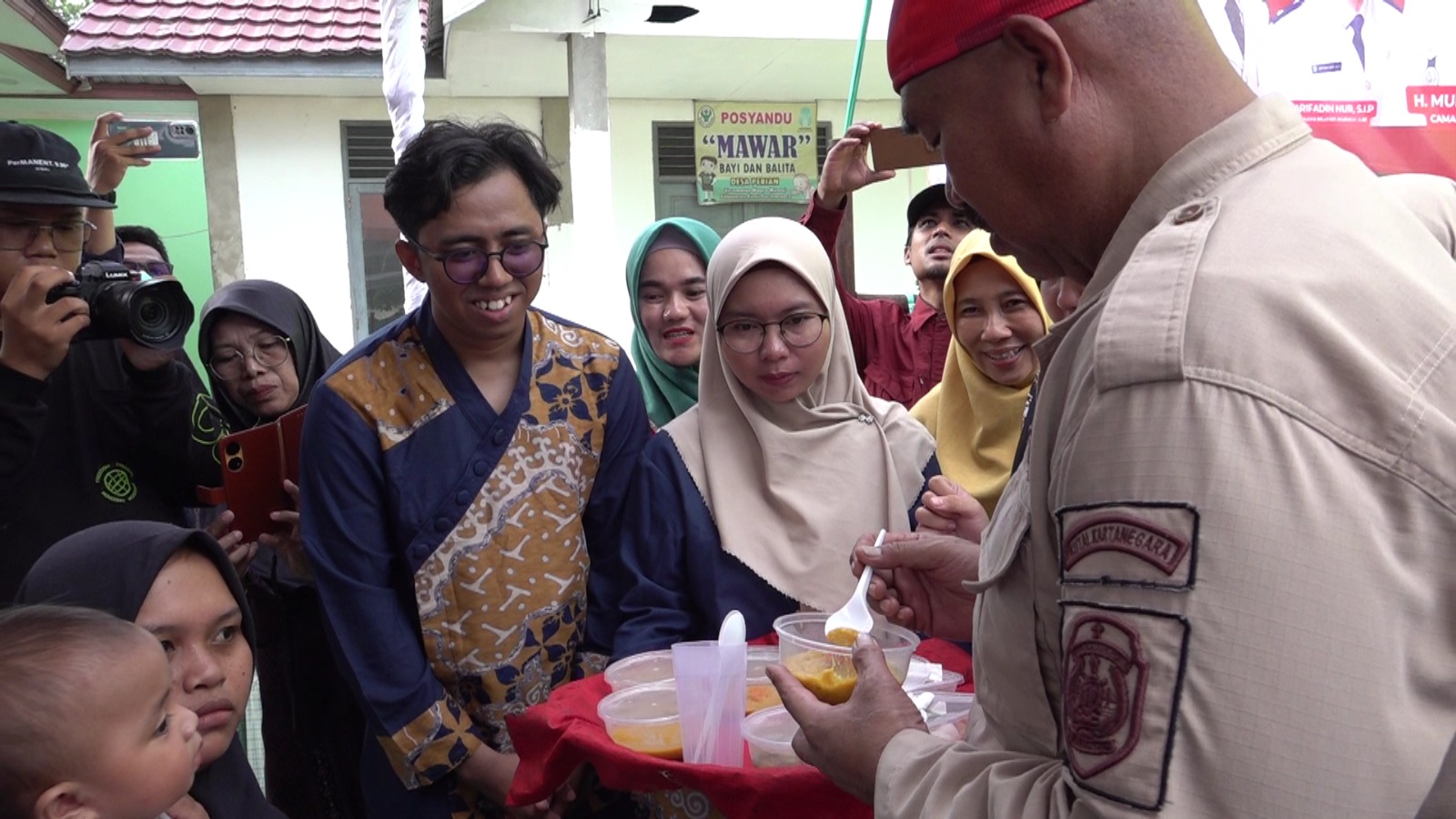 Bupati Kutai Kartanegara Edi Damansyah saat memberikan makanan tambahan di Posyandu Mawar, Desa Perian, Kecamatan Muara Muntai, Kabupaten Kutai Kartanegara. (foto: Istimewa)