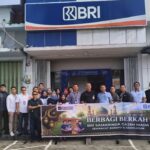 BRI Samarinda Gajah Mada Bagikan Ratusan Nasi Kotak kepada Warga Samarinda Seberang