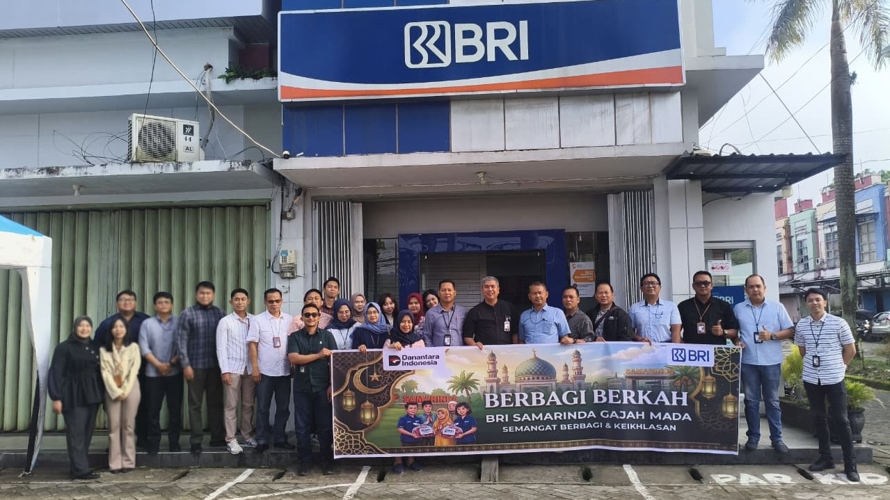 BRI Samarinda Gajah Mada Bagikan Ratusan Nasi Kotak kepada Warga Samarinda Seberang